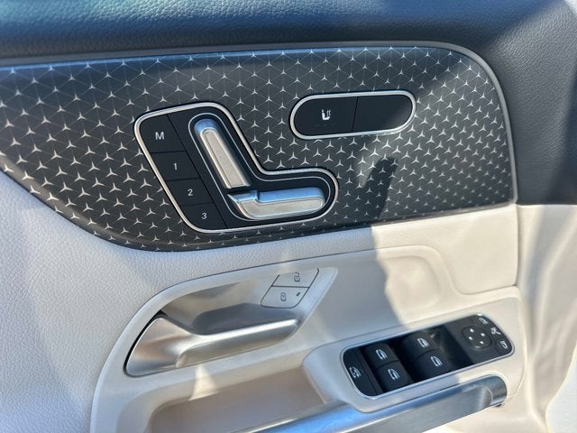 2025 Mercedes-Benz GLB 250