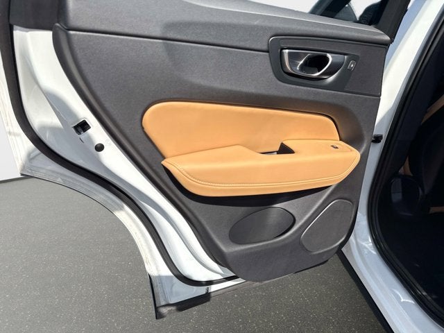 2024 Volvo XC60 B5 Ultimate Dark Theme