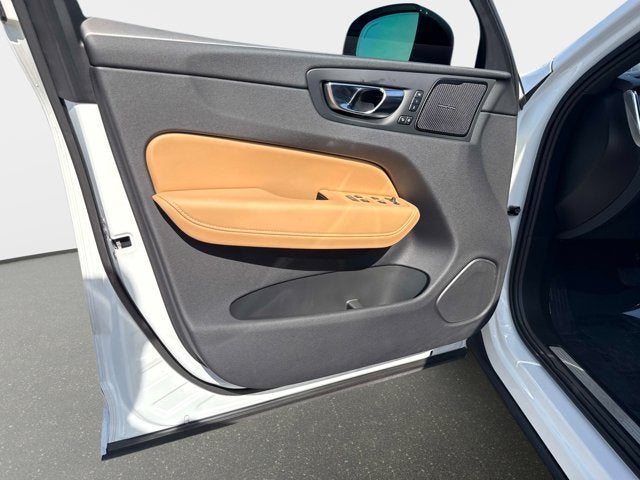 2024 Volvo XC60 B5 Ultimate Dark Theme