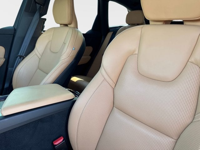 2024 Volvo XC60 B5 Ultimate Dark Theme