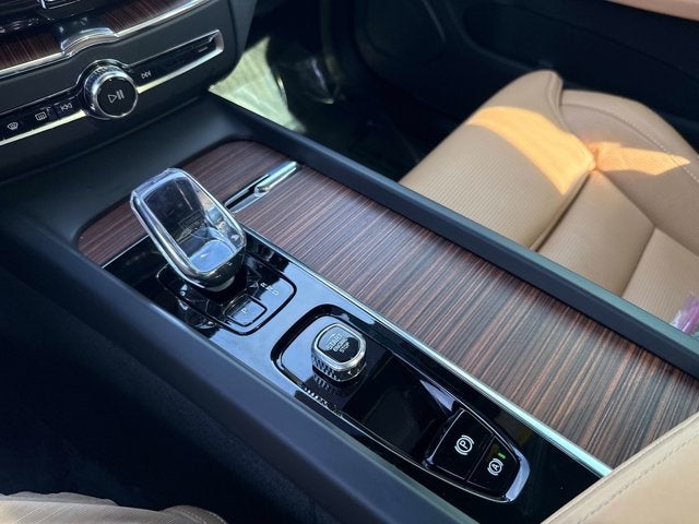 2024 Volvo XC60 B5 Ultimate Dark Theme