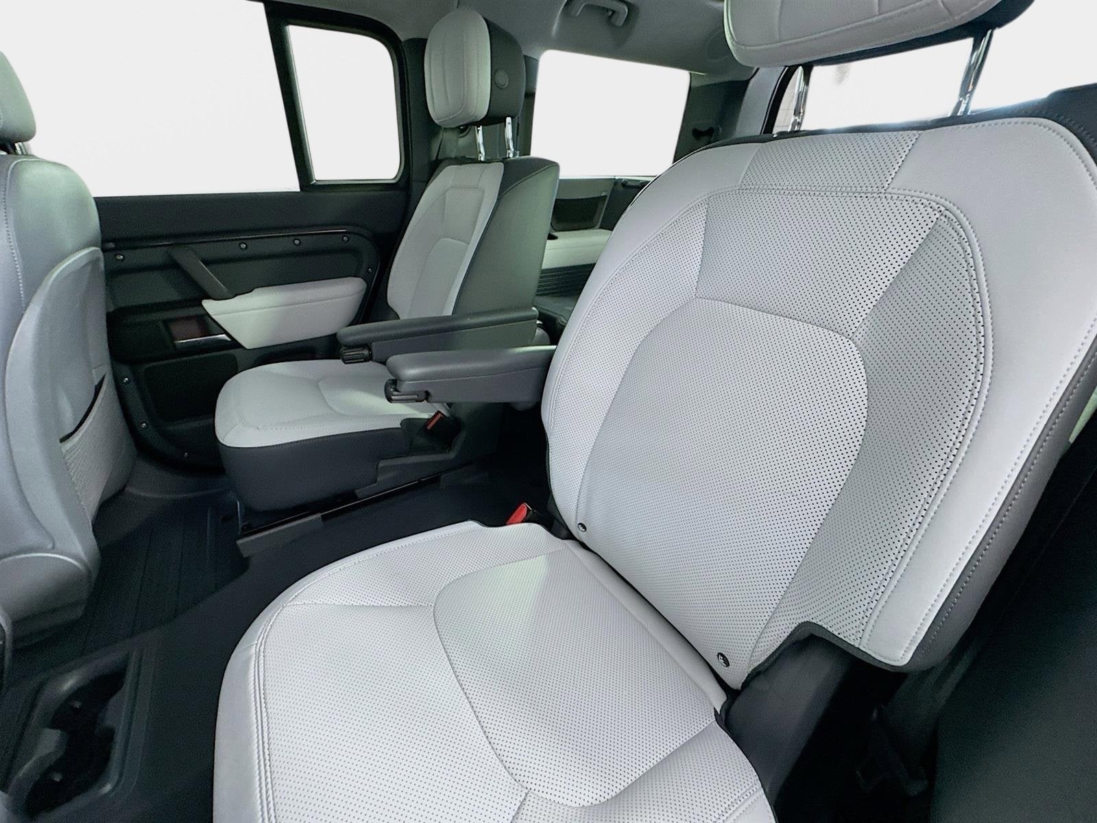 2025 Land Rover Defender V8