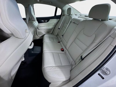 2024 Volvo S60 Recharge Plug-In Hybrid Plus Dark Theme