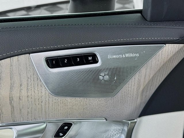 2024 Volvo XC90 Ultimate Bright Theme