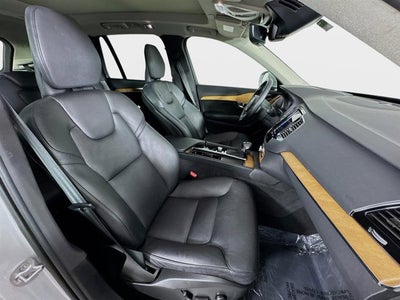 2022 Volvo XC90 Momentum