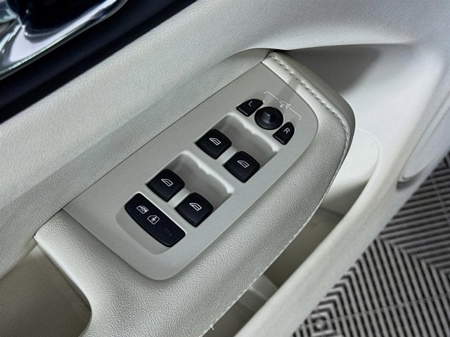 2023 Volvo XC60 Recharge Plug-In Hybrid Plus Bright Theme