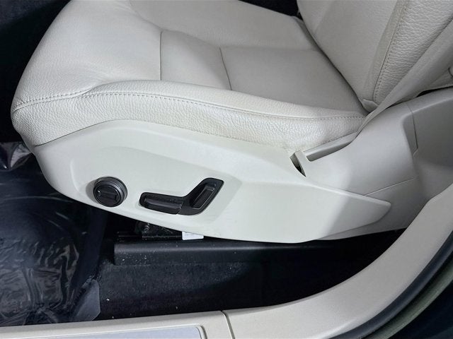 2023 Volvo XC60 Recharge Plug-In Hybrid Plus Bright Theme