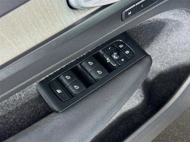 2023 Volvo XC40 Plus Bright Theme