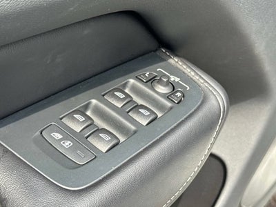 2023 Volvo XC60 Ultimate Bright Theme
