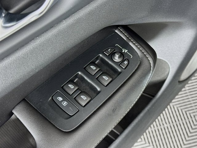 2023 Volvo XC60 Ultimate Bright Theme