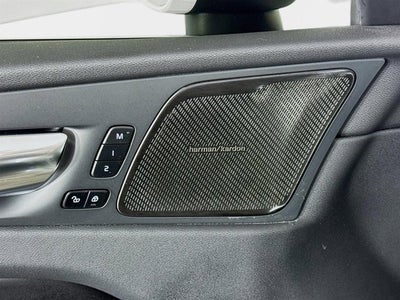 2023 Volvo XC60 Ultimate Bright Theme