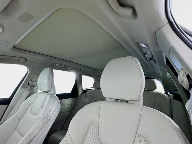 2023 Volvo XC60 Ultimate Bright Theme