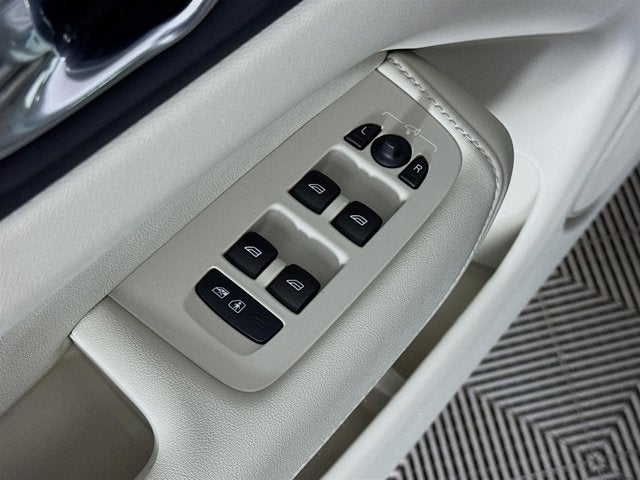 2023 Volvo XC60 Ultimate Bright Theme