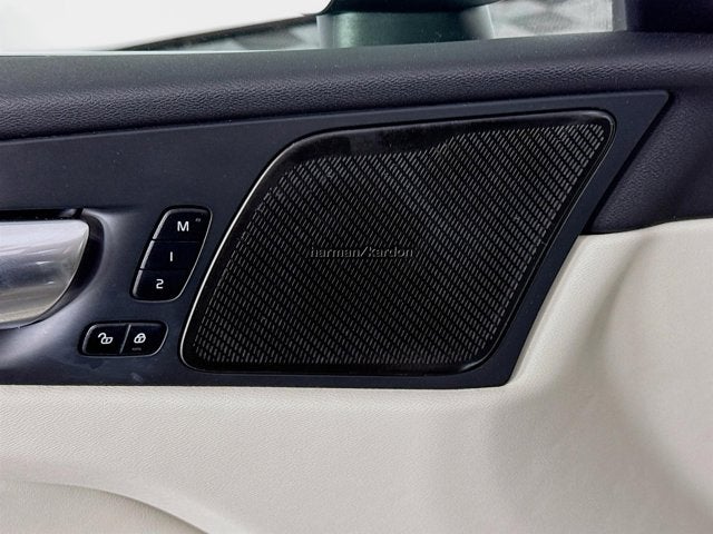 2023 Volvo XC60 Ultimate Bright Theme