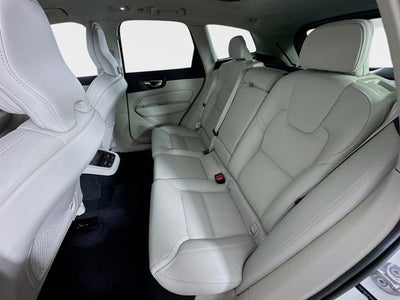 2023 Volvo XC60 Ultimate Bright Theme