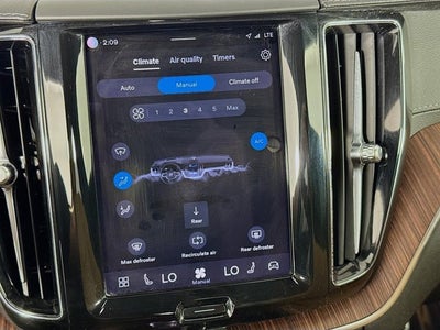2023 Volvo XC60 Ultimate Bright Theme