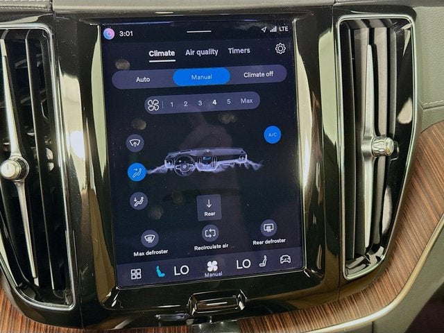 2023 Volvo XC60 Ultimate Bright Theme