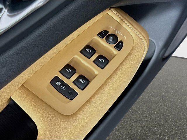 2023 Volvo XC60 Ultimate Bright Theme