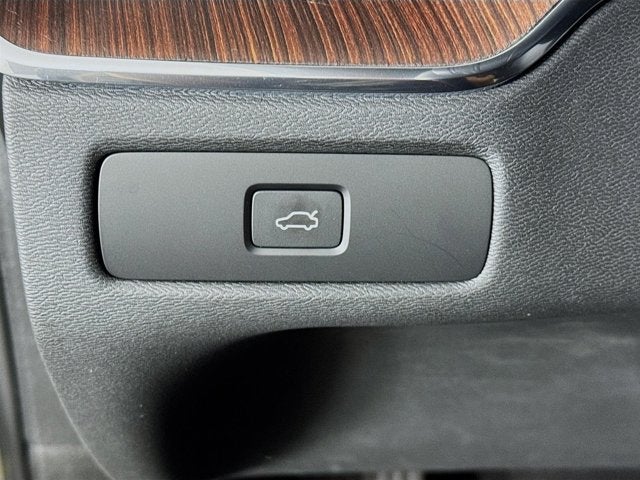 2023 Volvo XC60 Ultimate Bright Theme