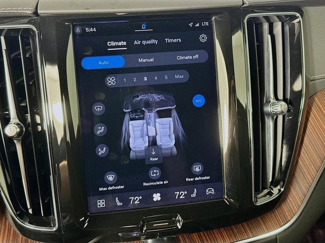 2023 Volvo XC60 Ultimate Bright Theme