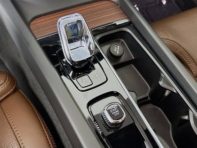 2023 Volvo XC60 Ultimate Bright Theme