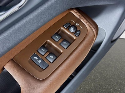 2023 Volvo XC60 Ultimate Bright Theme