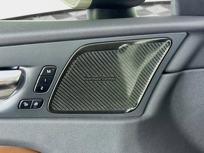 2023 Volvo XC60 Ultimate Bright Theme