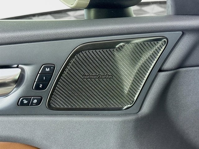 2023 Volvo XC60 Ultimate Bright Theme