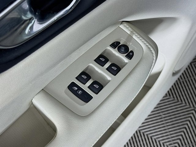 2023 Volvo XC60 Ultimate Bright Theme