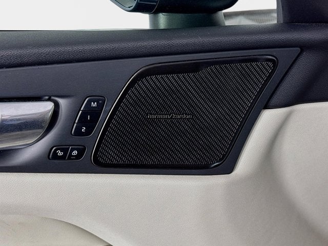 2023 Volvo XC60 Ultimate Bright Theme