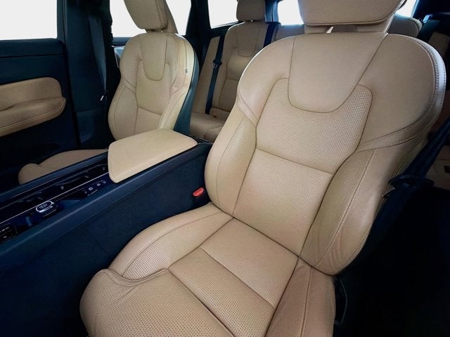 2023 Volvo XC60 Ultimate Dark Theme