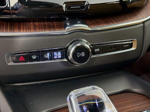 2023 Volvo XC60 Ultimate Dark Theme