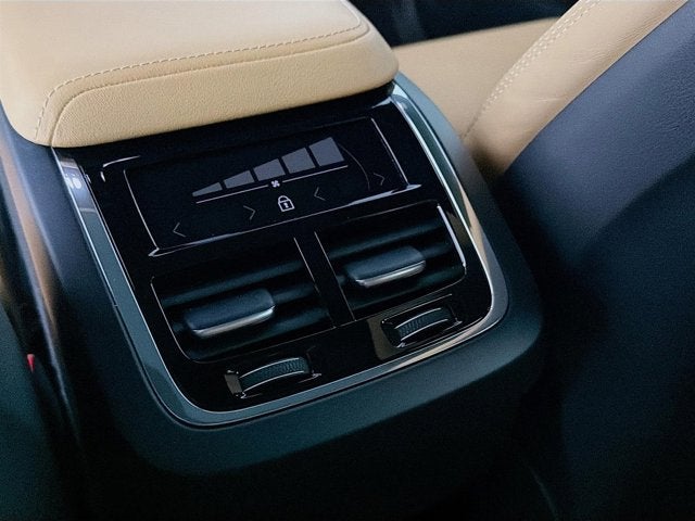 2023 Volvo XC60 Ultimate Dark Theme