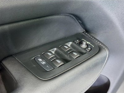 2023 Volvo XC60 Plus Dark Theme