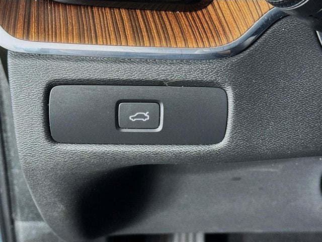 2023 Volvo XC60 Plus Dark Theme