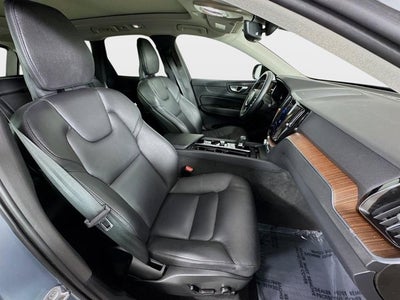 2023 Volvo XC60 Plus Dark Theme