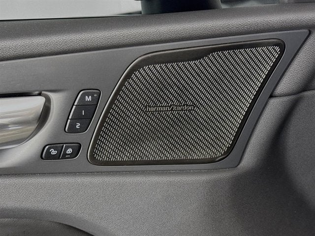 2023 Volvo XC60 Ultimate Bright Theme