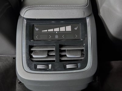 2023 Volvo XC60 Ultimate Bright Theme