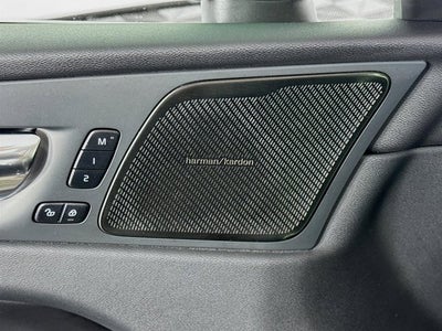 2023 Volvo XC60 Plus Bright Theme