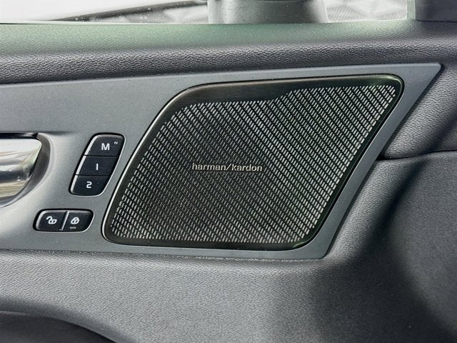 2023 Volvo XC60 Plus Bright Theme