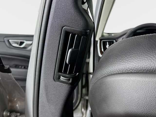 2023 Volvo XC60 Plus Bright Theme