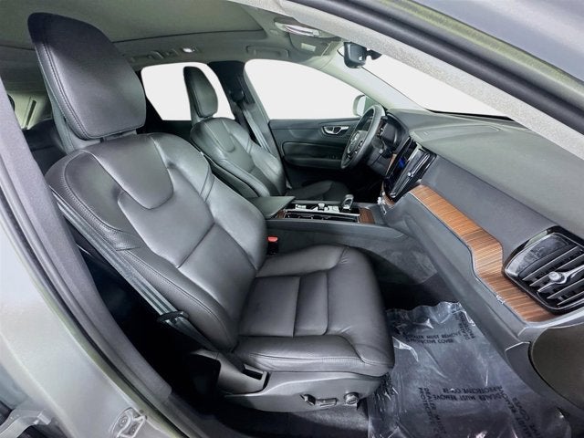 2023 Volvo XC60 Plus Bright Theme