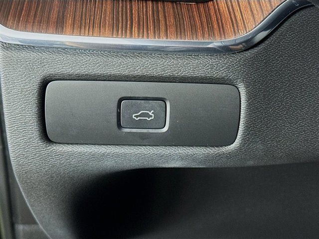 2023 Volvo XC60 Plus Bright Theme