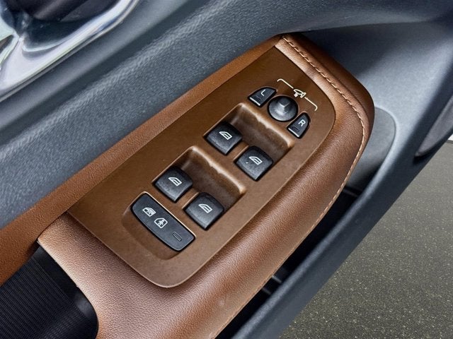 2023 Volvo XC60 Plus Bright Theme