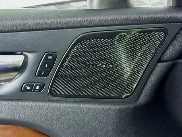 2023 Volvo XC60 Plus Bright Theme