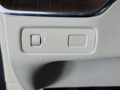 2022 Volvo XC60 Momentum