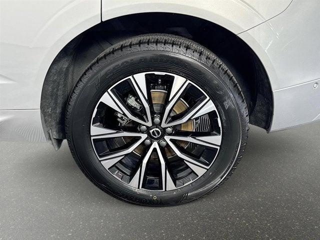 2024 Volvo XC60 Plus Dark Theme