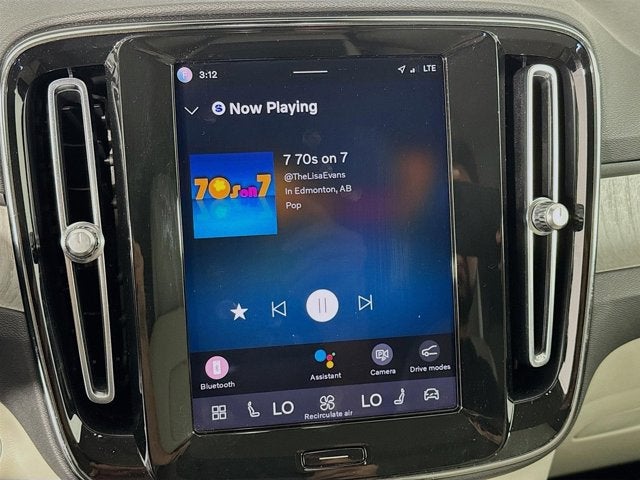 2023 Volvo XC40 Plus Bright Theme