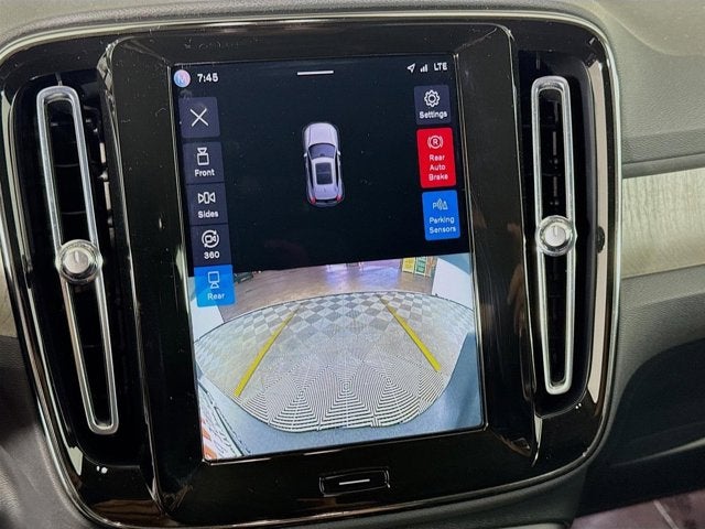 2023 Volvo XC40 Plus Bright Theme