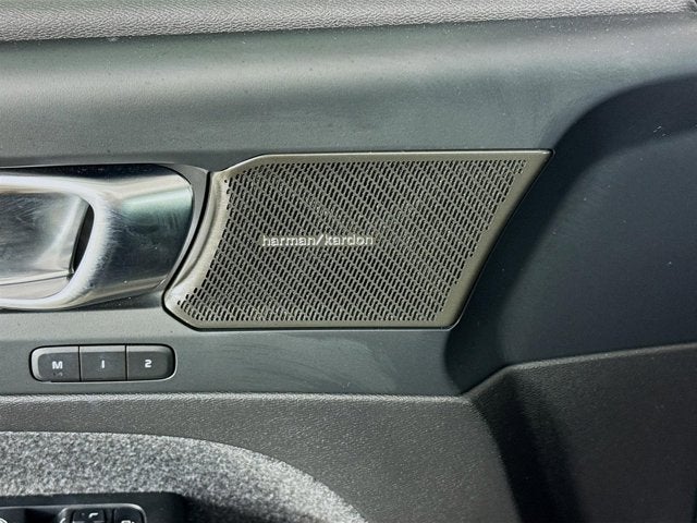 2023 Volvo XC40 Plus Bright Theme
